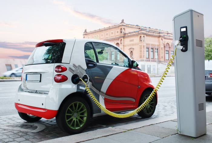 Sähköauto latauksessa