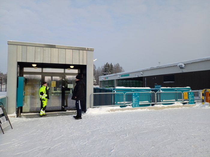 Peltilevyjä Kiasmasta, toimisto siirtyy nosturilla… Koivukylän Sortti-pienasema  on itsekin kierrätyksen helmi - Uusiouutiset