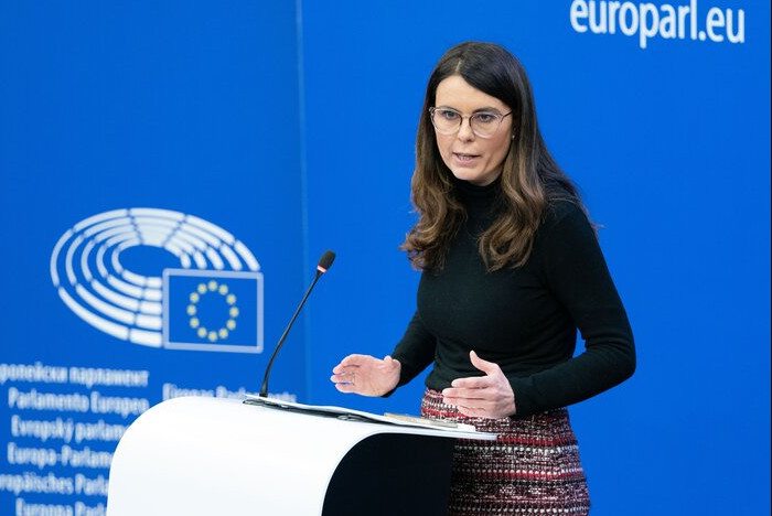 Simona Bonafe puhumassa puhujanpöntössä europarlamentissa