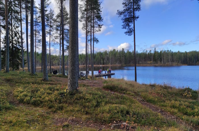 Kajaanin vastaanottokeskuksen asukkaita tutustumassa suomalaiseen kalastuskulttuuriin Iso-Ruuhijärvellä.