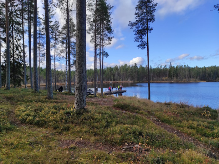 Kajaanin vastaanottokeskuksen asukkaita tutustumassa suomalaiseen kalastuskulttuuriin Iso-Ruuhijärvellä.