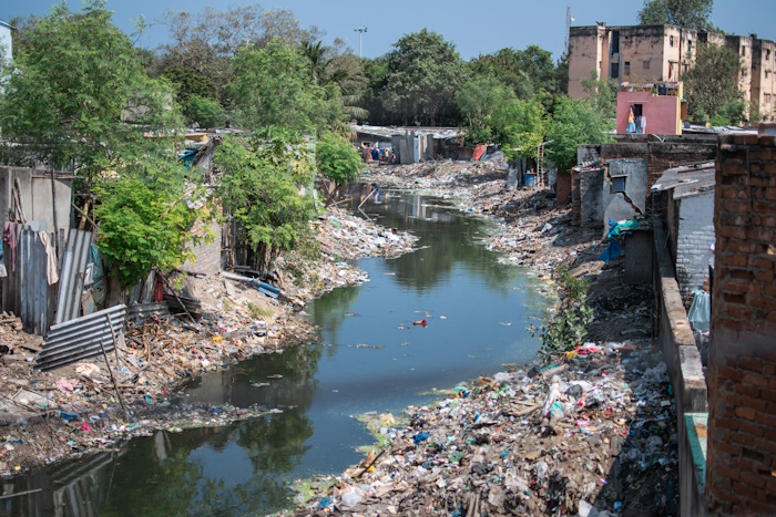 Kuva: Arvid Nordberg. Tamil Nadun slummissa Intiassa asukkaat käyttävät jokea kaatopaikkanaan.