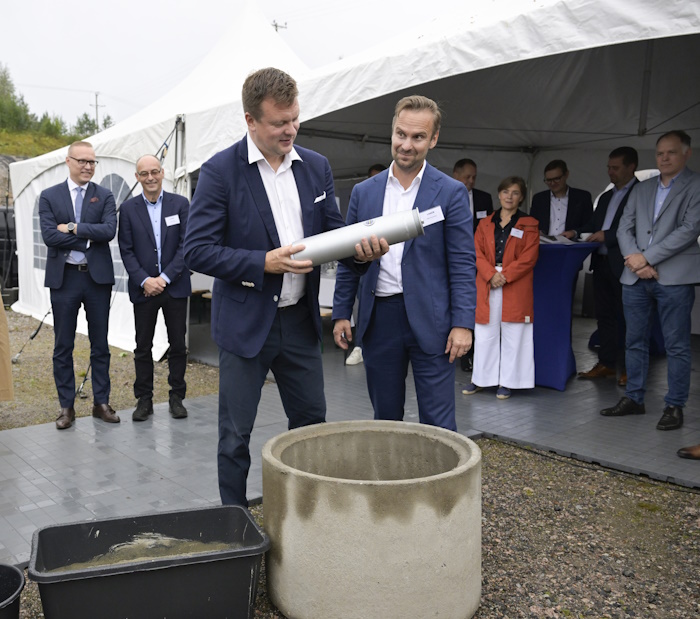 Kansanedustaja, aiempi kauppa- ja kehitysministeri Ville Skinnari ja Lamorin toimitusjohtaja Mika Pirneskoski asettivat aikakapselin muurattavaksi peruskiveen.