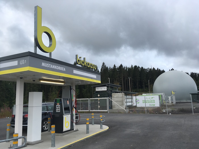 Kuva: Elina Saarinen. Mustankorkean biokaasun tankkausasema palvelee niin henkilöautoja kuin raskasta liikennettäkin.
