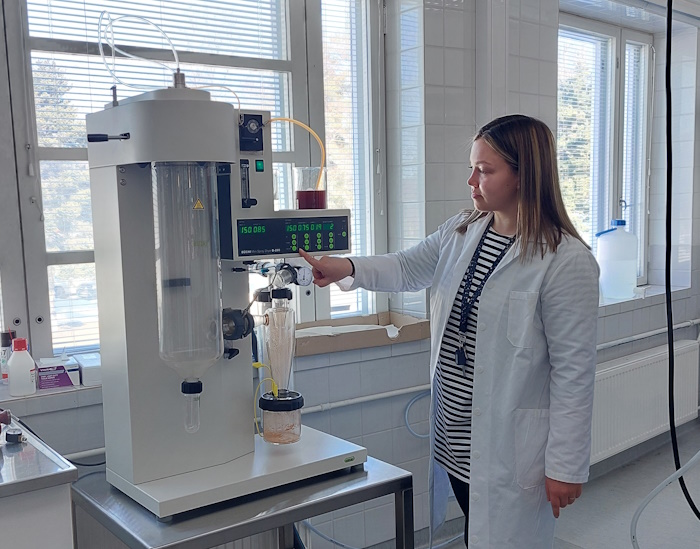 Roosa Helander esittelee sumukuivaimen käyttöä puunkuoriuutteiden kuivaamiseksi Hämeen ammattikorkeakoulun laboratoriotiloissa.