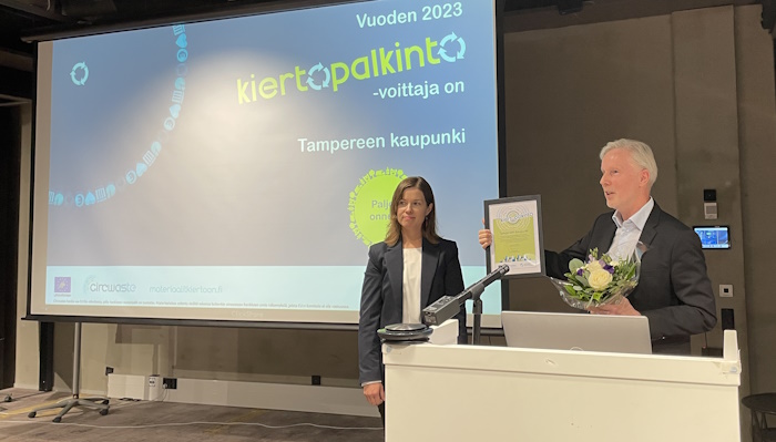 Katja Alakerttula ja Jarmo Muurman palkinnonjaossa 26.10.23.