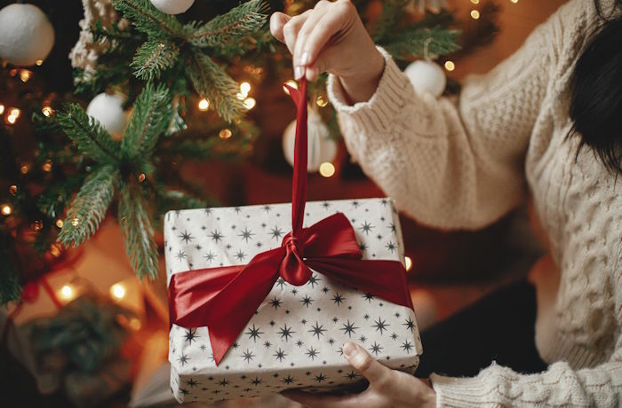 Joululahjaa avaamassa. Kuva: Shutterstock.