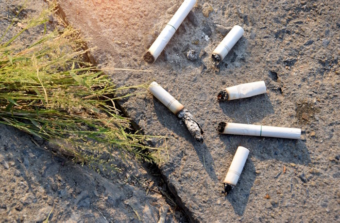 Kuva: Shutterstock. Tupakantumpit ovat Suomen yleisimpiä roskia.
