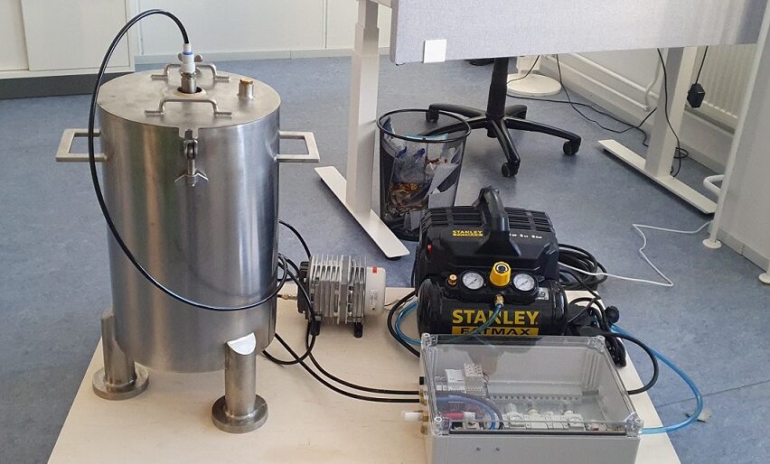 Kuva: Kari Nikola. Kuvassa Ecolutionin pieni testireaktori, jolla yhtiö kokeilee elintarviketeollisuuden erilaisten sivuvirtojen käsittelyä, ensi vaiheessa olutmäskin prosessointia.