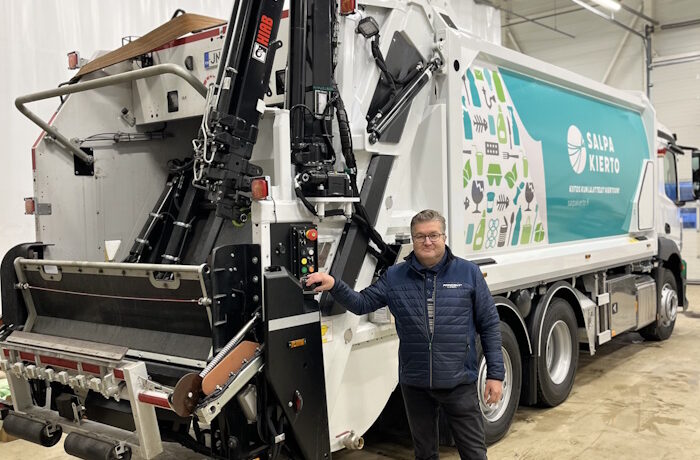 Kuva: Juha Holmström poseerasi joulukuussa viimeisen toimittamansa jäteautotilauksen edessä. Muutama helmikuulle suunniteltu tilaus täytyi tuolloin peruuttaa jätepakkaajien hollantilaisen emoyhtiön konkurssin vuoksi.