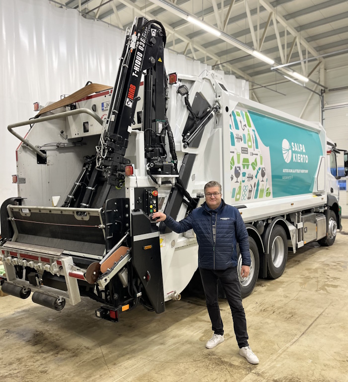 Kuva: Juha Holmström poseerasi joulukuussa viimeisen toimittamansa jäteautotilauksen edessä. Muutama helmikuulle suunniteltu tilaus täytyi tuolloin peruuttaa jätepakkaajien hollantilaisen emoyhtiön konkurssin vuoksi.