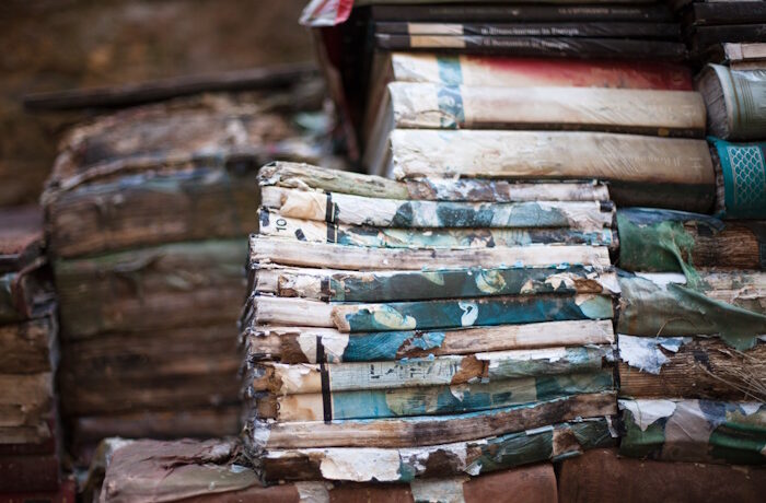 Kirjat sopivat huonosti paperinkierrätysprosesseihin. Kirjoissa on kovia kansia, liimasidontaa, muovipäällysteitä ja kangasta selkämyksissä. Kuva: Adobe Stock.