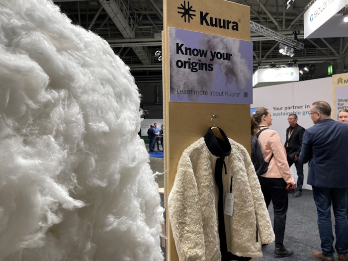 Kuva: Elina Saarinen/ Uusiouutiset-lehti. Metsä Group oli tuonut huhtikuussa Pulp & Beyond -messuosastolleen suuren paalin havusellusta valmistettua, pehmeää Kuura-kuitua.