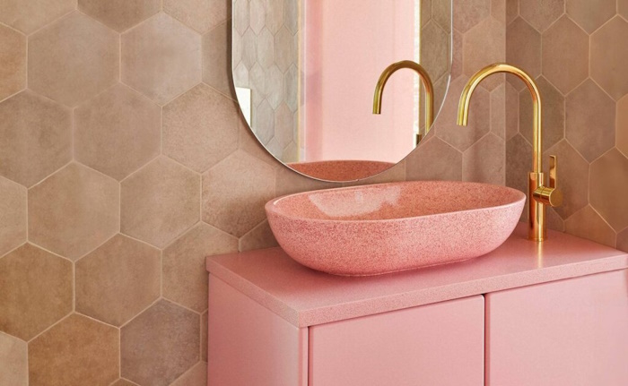 Kuva: Woodio. Kylpyhuonekalusteiden uusi pinkki Blossom-sävy viittaa valmistajan mukaan kevään kukintoihin.