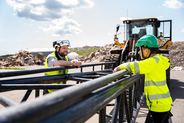 Toimitusjohtaja Aki Koivula näkee, että Ekokaaren pitkä kokemus, osaaminen, käsittelyinfra ja monipuolinen kalusto auttavat siinä, että haastavistakin jäte-eristä saadaan hyödynnettyä mahdollisimman suuri osuus. Kuvassa myös jätehuoltotyöntekijä Juuso Laaksonen. Kuva: Ekokaari.