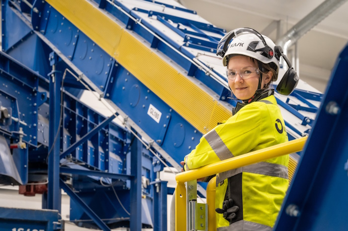 Kuusakosken liiketoiminnan kehityspäällikkö Anu Söderena kertoo, että työturvallisuus on ohjannut uuden laitoksen suunnittelua. Komposiittimuovipöly on terveydelle haitallista. Siksi laitoksessa on todella tehokas pölynhallintajärjestelmä. Vesisumutus sitoo viimeisimmänkin hienon pölyn. Kuva: Kuusakoski.