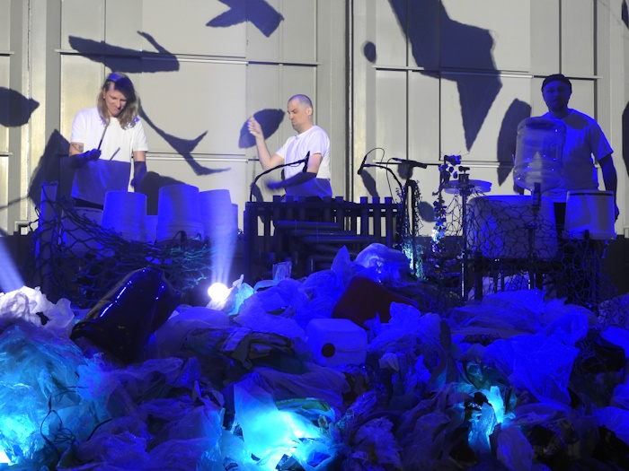 Kuva: Stuart Mitchell. Rogier de Nijs -yhtye avasi ImpactFest-tapahtuman Haagissa rummuttamalla muoviämpäreitä.