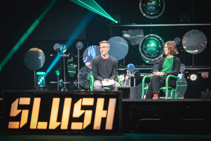 Kuva: Slush/ Otto Jahnukainen. ”Loin palvelun itseäni varten, mutta oli hienoa huomata, että muutkin tarvitsivat sitä”, kertoi käytettyjen vaatteiden kauppapaikka Vintedin perustaja Milda Mitkute. Hän jutteli Slushin lavalla Lightspeed venture partnersin Paul Murphyn kanssa.