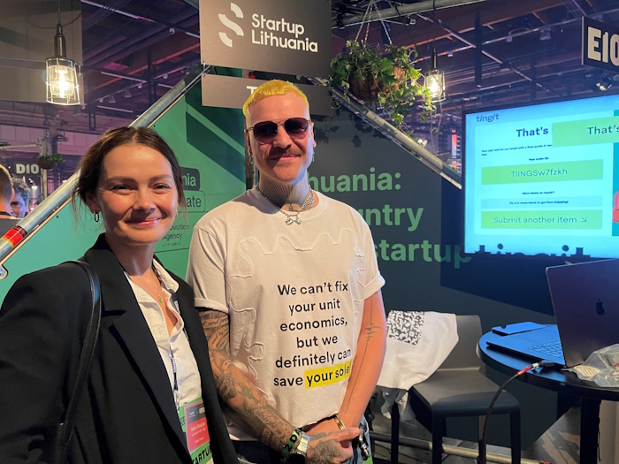 Kuva: Elina Saarinen. Tingit-alustan perustajat Indre Viltrakyte ja Robertas Kalinkinas olivat Slushissa Liettuan start-up-yritysten osastolla. ”Slushissa on ollut hyvin kiireistä ja intensiivistä. Tulimme tapaamaan kestävyysalan sijoittajia ja olemme saaneet mahtavia kontakteja”, he kertoivat.