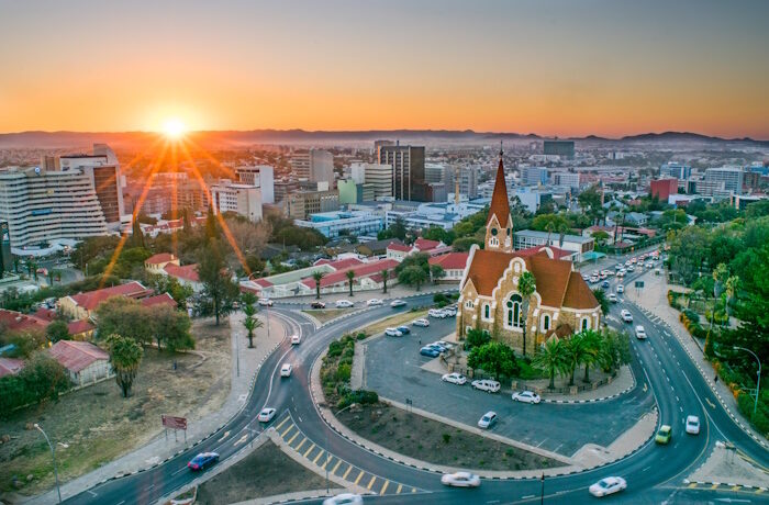 Kuva: Adobe Stock. Luontopaneeli kokoustaa tällä viikolla Namibiassa. Kokouskaupunki Windhoekin tunnistettava rakennus on piparkakkutaloa muistuttava kirkko.