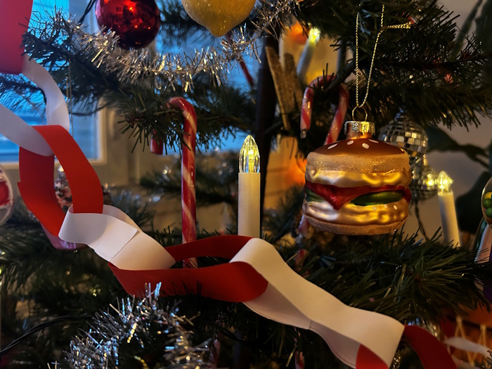 Kuva: LSJH. Muoviset ja lasiset joulukoristeet kuuluvat rikkouduttuaan sekajäteastiaan. Jouluvalosarjat sen sijaan ovat sähkö- ja elektroniikkalaiteromua eli ne tulee viedä SER-keräykseen.