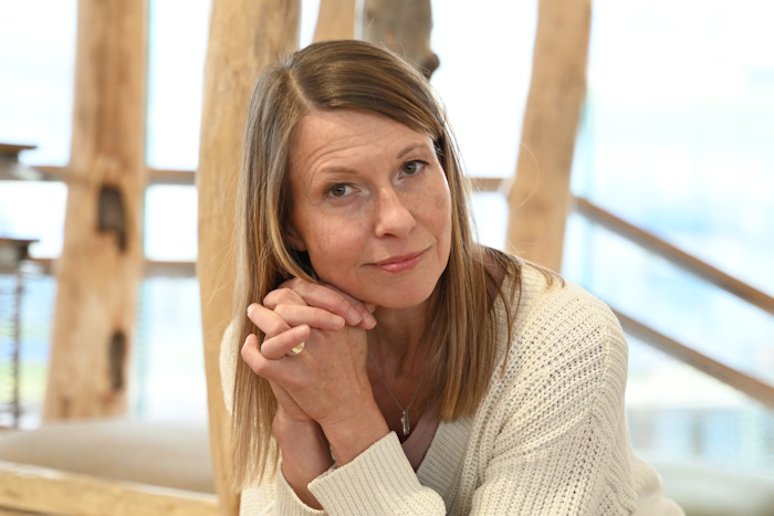 Anne Raudaskoski perusti Ethican yhdessä Paula Fontellin kanssa yli 10 vuotta sitten. Hän on haaveillut kirjan kirjoittamisesta jo pitkään, mutta nyt aika oli kypsä. ”Kilometrejä alkaa olla nyt takana sen verran, että aineistoa riittää kirjaksi asti.”