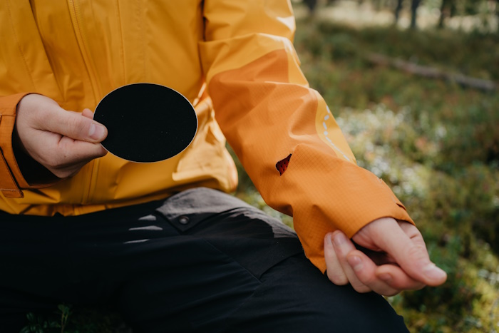 Kuva: Antti Autti/ FabPatch. Ultrapikamuodin ostamiseen verrattuna oman vaatteen korjauttaminen on kallista. Korjauspalveluiden korkea hinta on keskeinen syy jättää vaate korjaamatta, mutta korjausta ja elinkaaren pidentämistä voisi tukea ohjauskeinoilla. Vaatelaastareistaan tunnetun FabPatch Oy:n toimitusjohtaja Taija Sailio kannattaa arvonlisän alentamista korjauspalveluissa ja -tuotteissa.