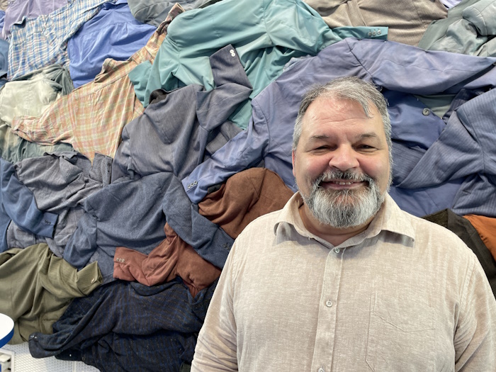 Kuva: Elina Saarinen. Eversti evp Mika Hyytiäinen on seurannut maailmanpoliittista myllerrystä. Hän muistuttaa, että radikaalit, yllättävätkin muutokset ovat jatkossa varsin todennäköisiä. ”Nykyinen ravistelu saattaa paljastaa Euroopalle uusia, hyödyllisiä asioita.”