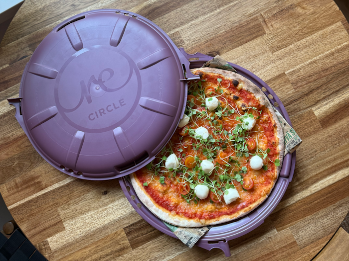 Kuva: Kotipizza. Kestopizzalaatikko on suunniteltu niin, että sitä voi käyttää kymmeniä ja kymmeniä kertoja uudelleen. Pakkaus on hygieeninen eikä pinta kärsi kulutuksessa.