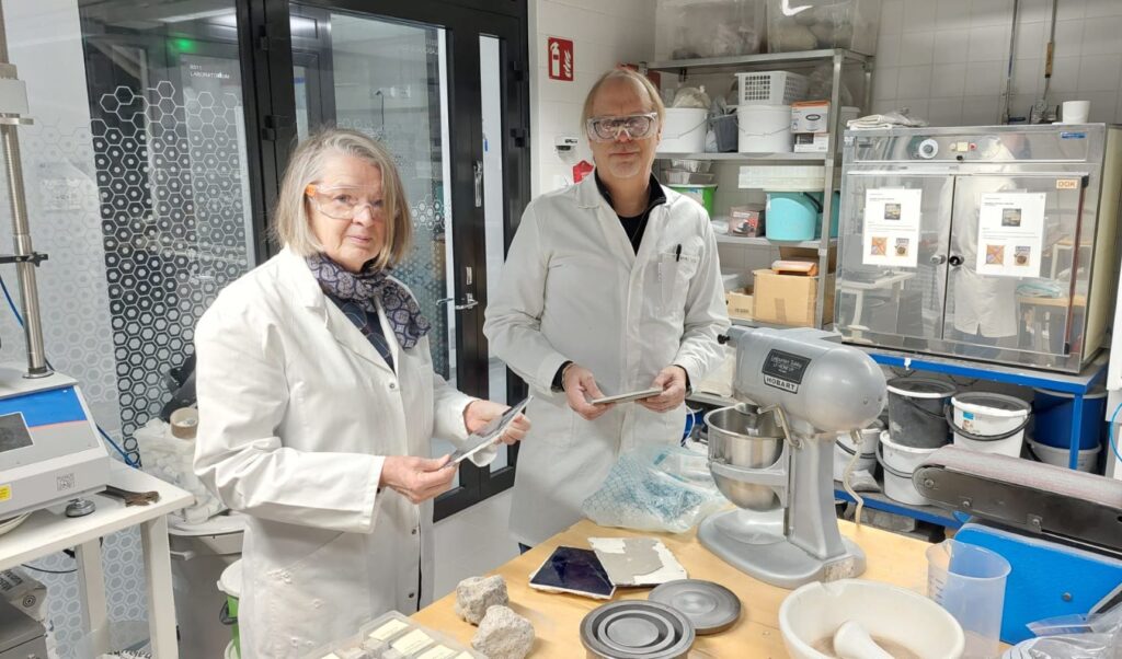 Kuva: Åbo Akademi. Leena Hupa ja Thomas Kronberg laboratoriossa, jossa rakennusjätettä hienonnetaan ja sen ominaisuuksia testataan uusissa materiaaliyhdistelmissä.