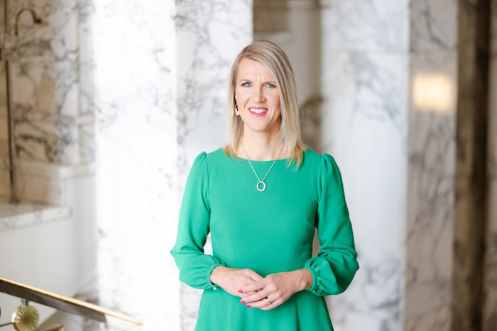 Kuva: Ilmasto- ja ympäristöministeri Sari Multala pitää hyvänä, että Suomi on etujoukoissa laatimassa nyt kansallista kiertotalouslakia. ”Euroopan komissio aikoo antaa vuoden 2026 lopussa säädösehdotuksen EU:n kiertotalouslainsäädännöksi. On hyvä, että voimme tunnistaa jo nyt vaikuttavia keinoja, joita voimme viedä myös EU-pöytiin. Meillä on näin hyvät mahdollisuudet vaikuttaa valmisteilla oleviin EU-säädöksiin.”