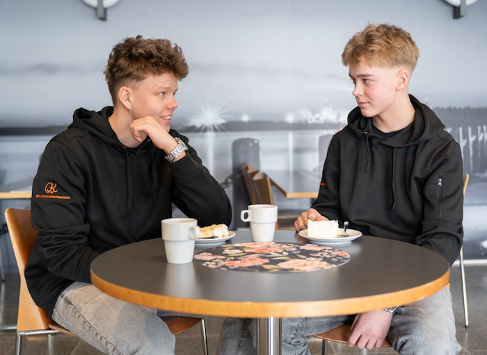 Kuva: Videcam/ Jussi Riikonen. Kummiluokkien yritysideahaasteen voittajat Vanhat talot kuntoon kiertotalouden periaattein -yritysidealla Eemeli Kaarto ja Anton Koskinen Kemin Syväkankaan koulusta kakkukahvilla 1.4.2025. Työryhmässä mukana ollut Joonas Kaarto ei päässyt palkintojenjakotilaisuuteen.