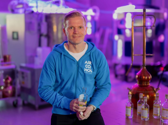 Kuva: Assi Jokivirta. Aircoholin toimitusjohtaja Simo Hämäläinen lähti ratkomaan juoma-alan päästöongelmia vihreän siirtymän asiantuntijan Matti Rautkiven sekä muiden biologian ja kemian asintuntijoiden kanssa. Vuodesta 2023 Aircoholin laboratorio on toiminut Lahdessa.