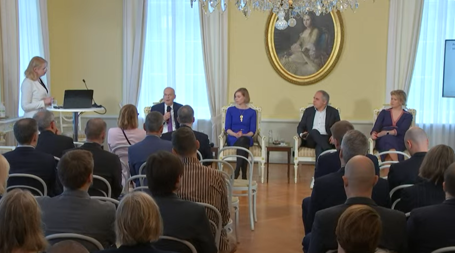 Kuva: Kuvankaappaus OECD:n katsauksen lanseeraustilaisuudesta tehdystä YouTube-livestream-lähetyksestä Helsingissä 23.5.25. Panelistit pohtivat etenkin suomalaisten tulevaisuuden osaamistarpeita.