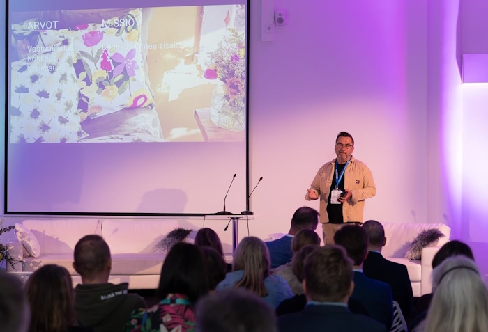 Kuva: Videcam/ Jussi Riikonen. Jukka Kurttila haastaa perinteisiä kuluttamisen tapoja uusilla, kiertotaloudellisemmilla käytännöillä.