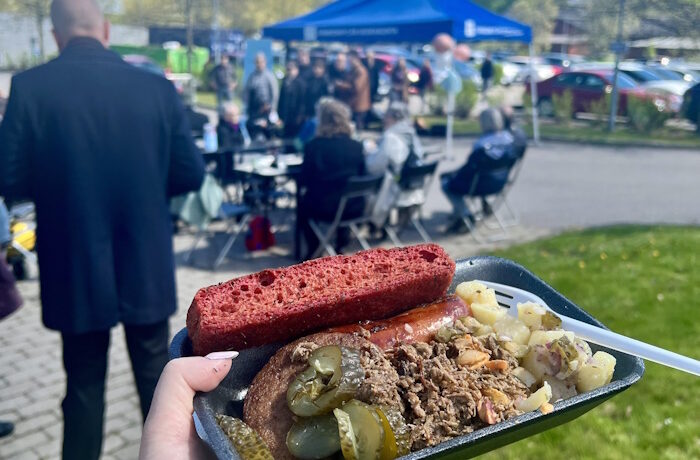 Kuva: Yhteinen pöytä/ Soile-Maria Linnemäki. Hämeenkylän seurakunnan toukokuisessa pihajuhlassa oli tunnelmaa ja hävikkiruoka-annoksia.