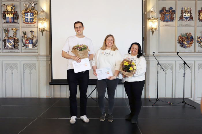 Kuva: Ilo Bruun. Kuvassa Hävikkihyppy-haasteen voittajat Sami Ahonen, Tekla Wannas ja Jasmin Heikkilä.