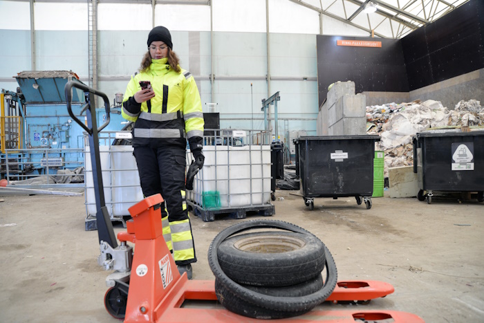 Kuva: Mustankorkea. Heidi Manninen merkitsi jokaisen punnituksen jälkeen jätelajien painot ylös.
