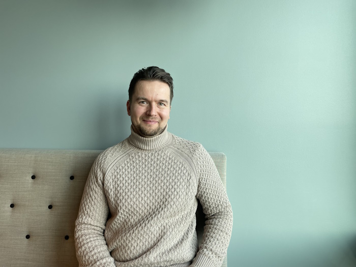 Kuva: OSG Viestintä. JM Suomen projektijohtaja Tuomas Salopää kertoo, että Kartanonrannan valmistumiseen menee kymmenisen vuotta. Tulevat asukkaat ovat ottaneet uudenlaiset toimintatavat hyvin vastaan.