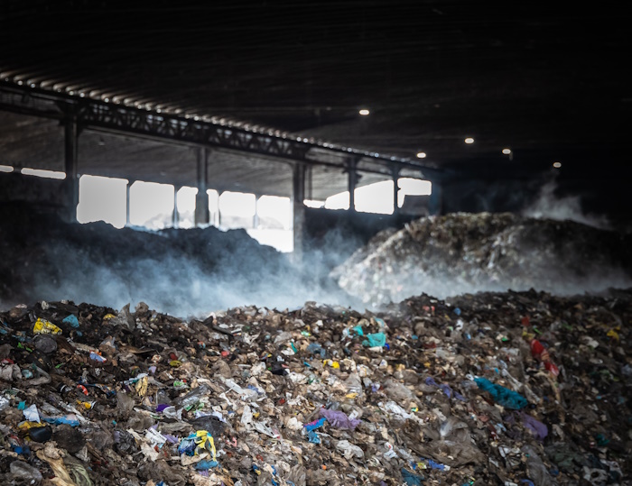 Kuva: Adobe Stock. Muovijäämät voivat muodostua ongelmaksi biojätteen kierrätysprosesseissa. Kuvituskuva ei ole suomalaisesta käsittelylaitoksesta.