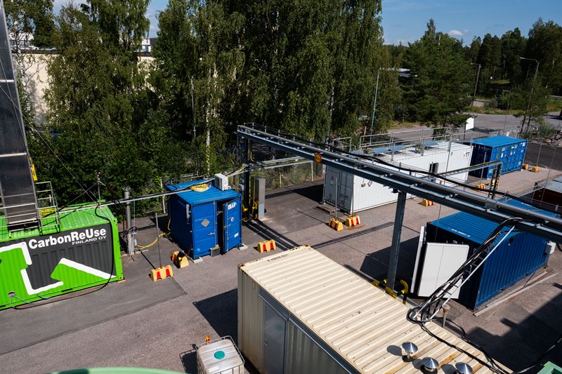 Kuva: VTT. Kuvassa VTT Bioruukkiin Espooseen rakennettu pilottilaitos. Hiilidioksidin talteenottoteknologiaa Forest CUMP -projektissa kehittivät CarbonReuse Finland, Ekotuhka Oy ja LUT yliopisto. Hankkeessa olivat mukana näiden lisäksi VTT, ABB, Fortum, Kemira, Neste, Metsä Spring, Stora Enso ja Vantaan Energia.