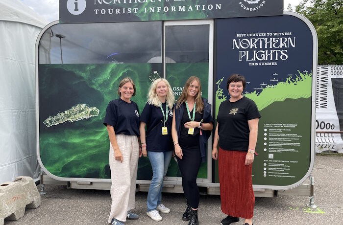 Kuva: Elina Saarinen. Flow Festivaleilla oli John Nurminen Säätiöstä monipuolinen tiimi. Kuvassa projektipäällikkö Sonja Jaari (kuvassa vasemmalla), Itämeripäivän koordinaattori ja viestinnän asiantuntija Oona Piiroinen, digimarkkinoinnin asiantuntija Anna Näveri sekä viestintäpäällikkö Johanna Suni.