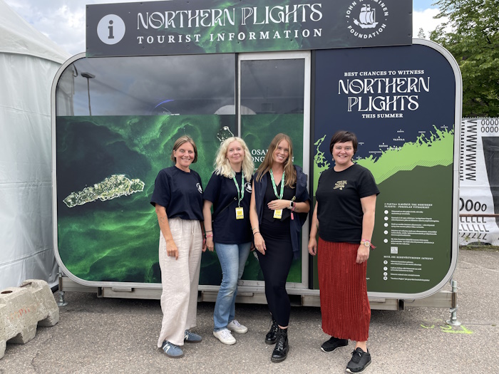 Kuva: Elina Saarinen. Flow Festivaleilla oli John Nurminen Säätiöstä monipuolinen tiimi. Kuvassa projektipäällikkö Sonja Jaari (kuvassa vasemmalla), Itämeripäivän koordinaattori ja viestinnän asiantuntija Oona Piiroinen, digimarkkinoinnin asiantuntija Anna Näveri sekä viestintäpäällikkö Johanna Suni.