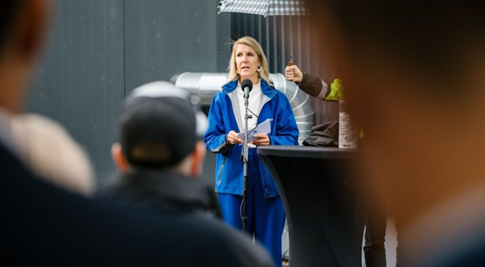 Kuva: Polar Night Energy. Polar Night Energyn jättiakun vihki Pornaisissa virallisesti käyttöön ympäristö- ja ilmastoministeri Sari Multala.