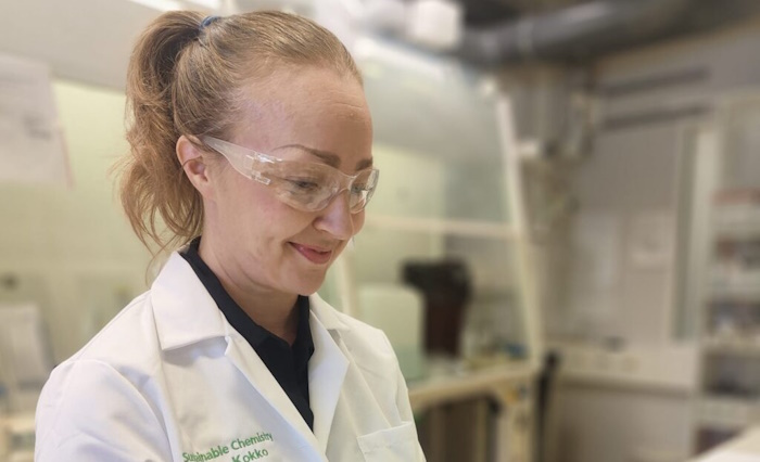 Kuva: Minja Korhonen. Arvokas vanadiini voidaan erotella pohjoismaisesta kuonasta aiempaa kevyemmällä menetelmällä, kertoo tutkija Maria Kokko.