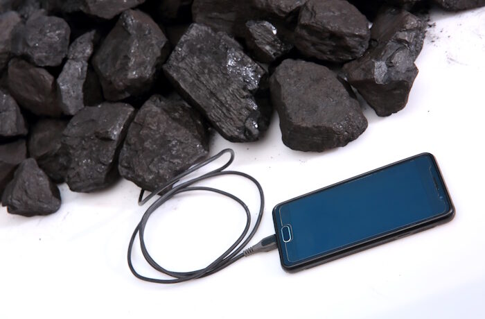 Kuva: Adobe Stock. Kierrättämällä vanhat laitteet EU voisi vähentää tarvetta louhia neitseellisiä metalleja.