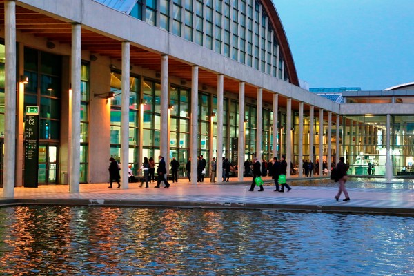 Kuva: Ecomondo. Riminin messuhallien keskellä olevan vesiaiheen ympärille odotetaan marraskuussa jälleen yli sataa tuhatta kävijää.