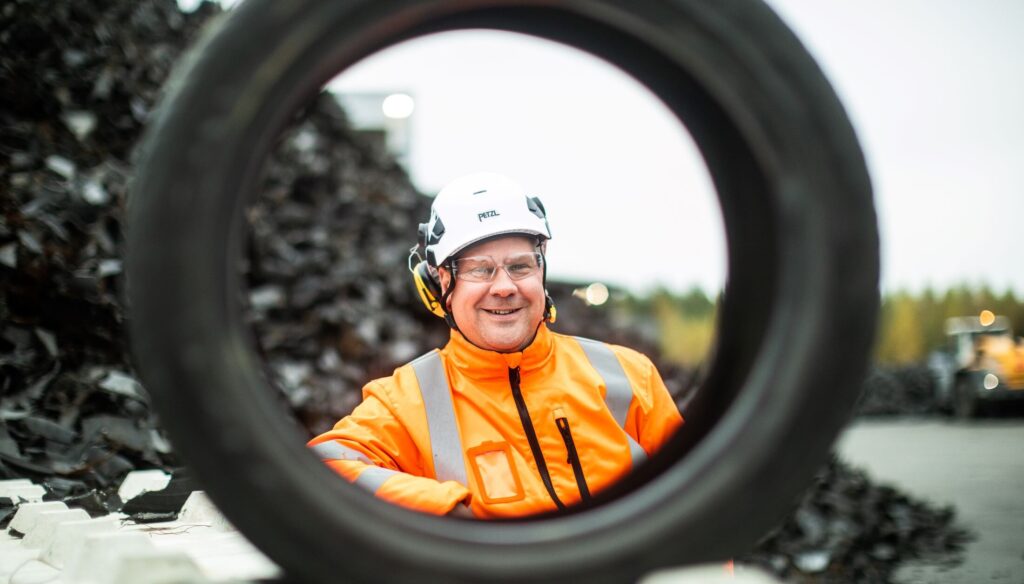 Kuva: Suomen Rengaskierrätys. Suomen Rengaskierrätyksen uusi toimitusjohtaja Anssi Takala on työskennellyt myös Stena Recyclingin, Encore Ympäristöpalveluiden ja Kuusakosken johtotehtävissä.