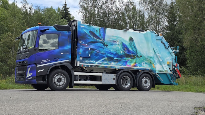 Kuva: Topias Iivanainen, Mainoste print Oy HSY. HSY:n uusin taidejäteauto kantaa tyhjennysreiteillä mukanaan herkkää teosta neidonkorennoista.