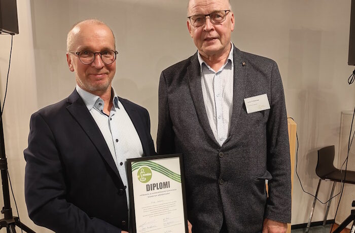 Kuva: SBB, Hannes Torppa. BioKymppi Oy:n perustaja ja toimitusjohtaja Mika Juvonen on yhdeksäs Bionääri-tittelillä palkittu toimija. Hänelle kunniakirjan ojensi Porissa vuoden 2017 Bionääri Juha Pirkkamaa.